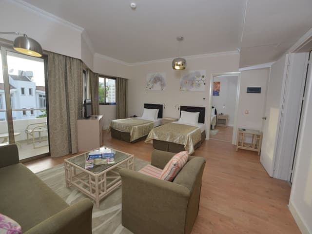 Delüks Üç Kişilik Oda, Balkonlu, Bahçe Manzaralı