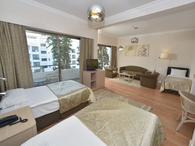 Delüks Üç Kişilik Oda, Balkonlu, Bahçe Manzaralı