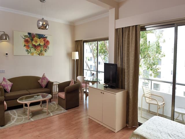 Delüks Dört Kişilik Oda, Balkonlu, Bahçe Manzaralı