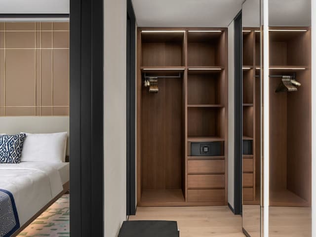 Executive Suite, Executive lounge access, 1 King, Sea view, Balcony