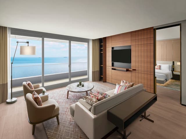 Executive Suite, Executive lounge access, 1 King, Sea view, Balcony