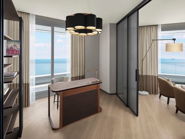 Executive Suite, Executive lounge access, 1 King, Sea view, Balcony