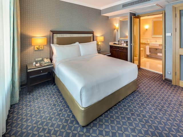 Executive Suite, 1 King Bed with Sofa bed, City View