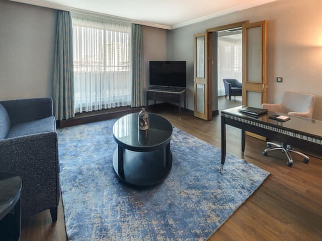 Executive Suite, 1 King Bed with Sofa bed, City View