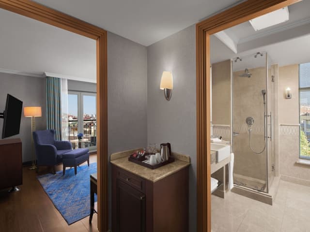 Deluxe Room, 1 King Bed, City View