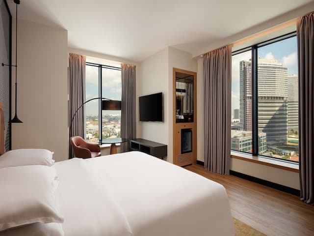 Premium Room, 1 King Bed, City View (Corner)