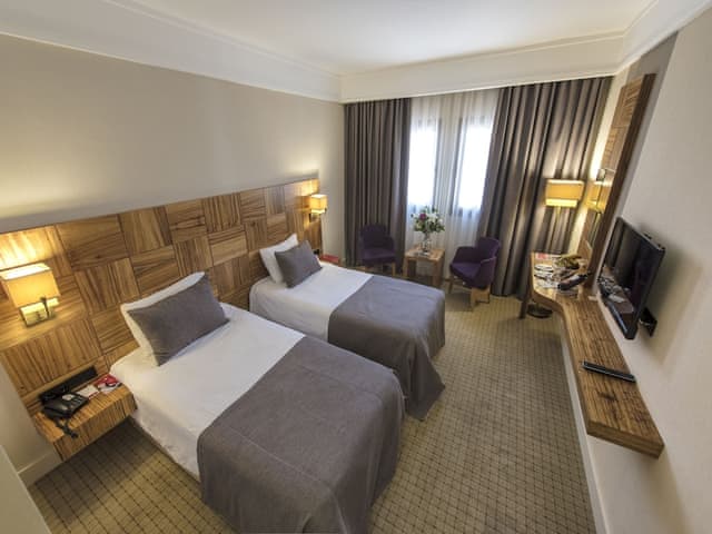 Standard Room, Non Smoking (3 Twin or 1 French Bed and 1 Single)