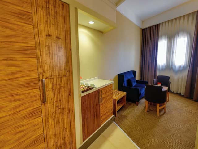 Junior Suite, Non Smoking (1 Queen Bed, 2 Single Beds)