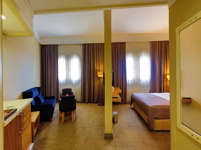 Junior Suite, Non Smoking (1 Queen Bed, 2 Single Beds)