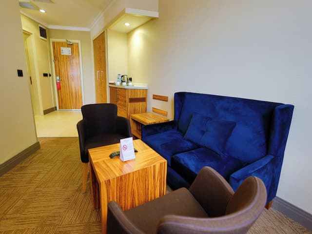 Junior Suite, Non Smoking (1 Queen Bed, 2 Single Beds)