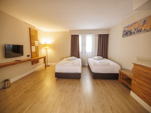 Duplex, Non Smoking (1 Queen Bed, 3 Single Beds, Suite)