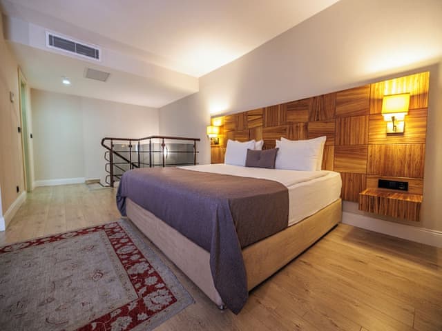 Duplex, Non Smoking (1 Queen Bed, 3 Single Beds, Suite)