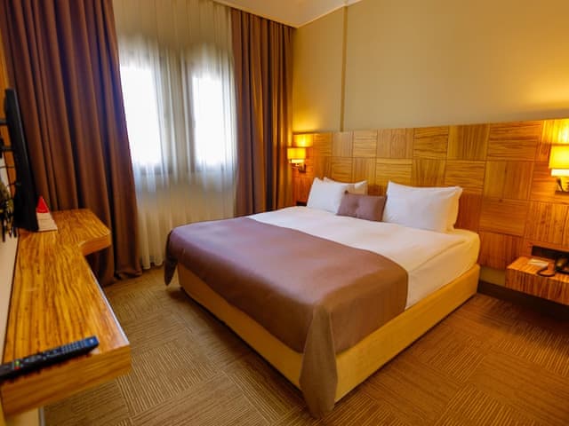 Junior Suite, Non Smoking (1 Queen Bed, 2 Single Beds)