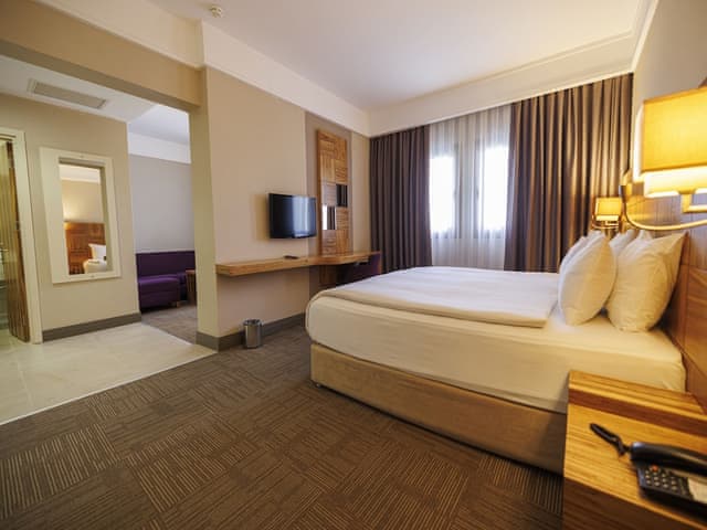 Junior Suite, Non Smoking (1 Queen Bed, 2 Single Beds)