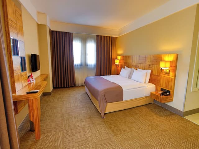 Deluxe Suite, Non Smoking (1 King Bed, 1 Single Bed)