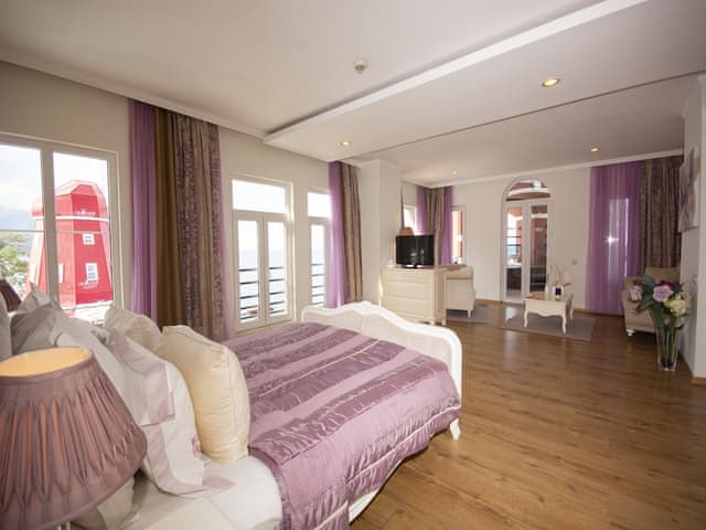 Queen Beatrix with Jakuzzi