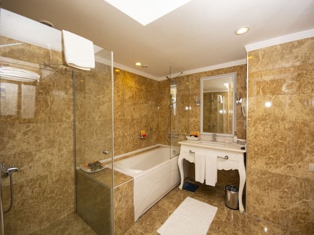 Queen Beatrix with Jakuzzi