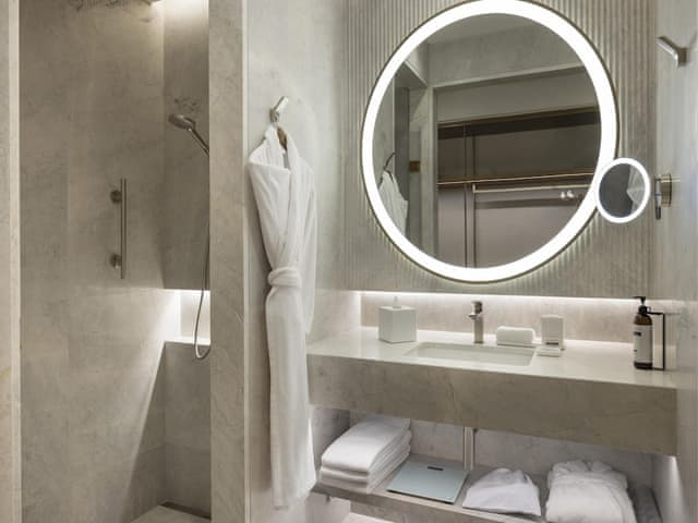 Deluxe Room, 1 King Bed