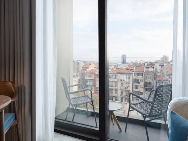 Deluxe Room, 1 King Bed, City View (Balcony)