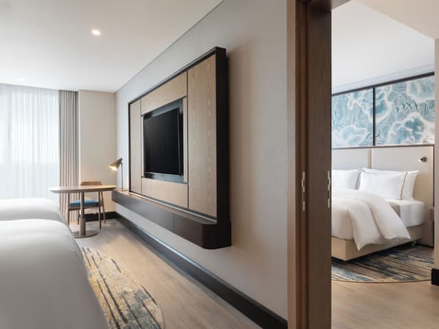 Deluxe Room, 1 King Bed, City View