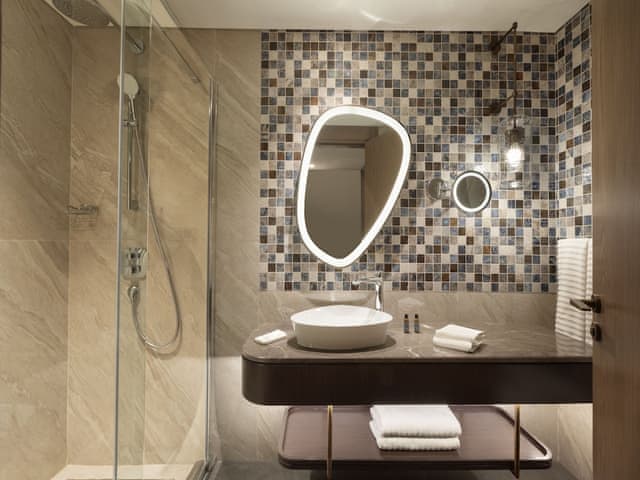 Deluxe Room, 1 King Bed, City View (Balcony)