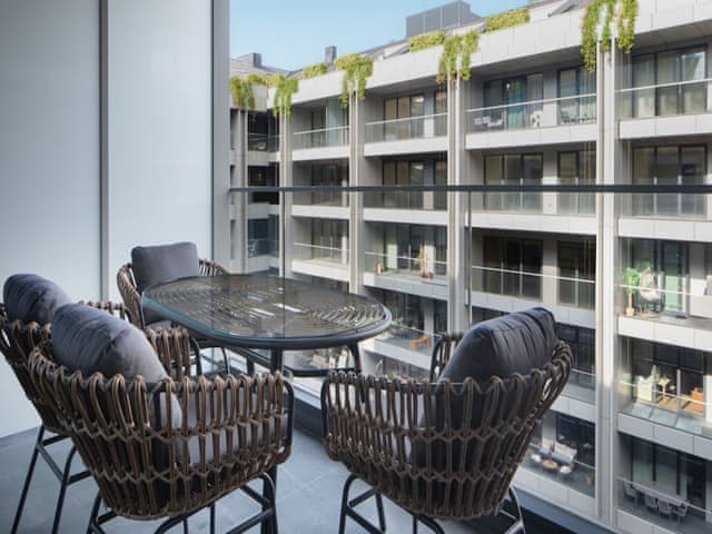 Deluxe Room, 1 King Bed, Courtyard View (Terrace)