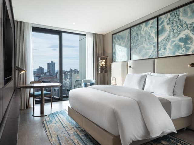 Deluxe Room, 1 King Bed, City View (Balcony)