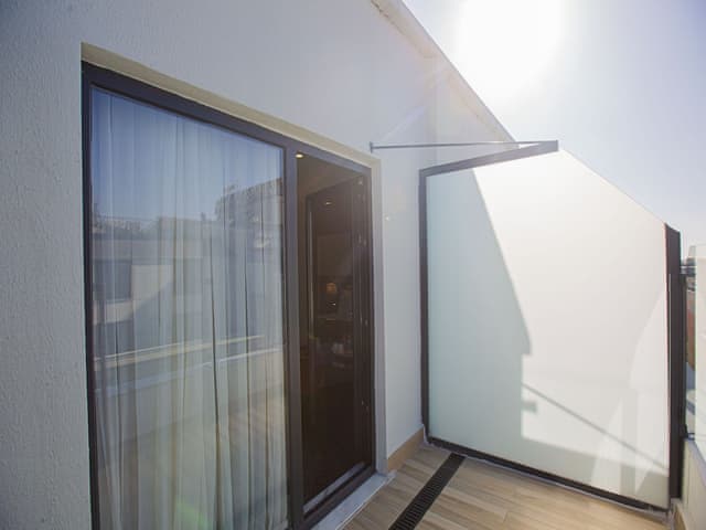 Superior Room, 1 King Bed, Pool View