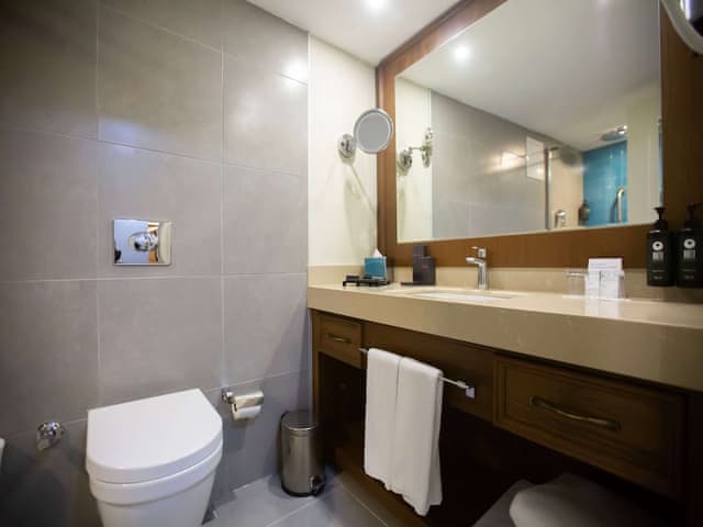 Suite, 1 King Bed, Balcony (Corner)