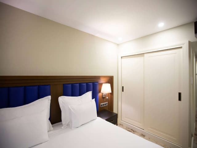 Deluxe Room, 1 King Bed, Non Smoking, Balcony (City View)