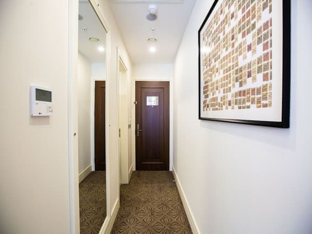 Superior Room, 1 King Bed, Pool View