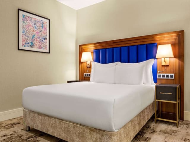 Suite, 1 King Bed, Balcony (Corner)