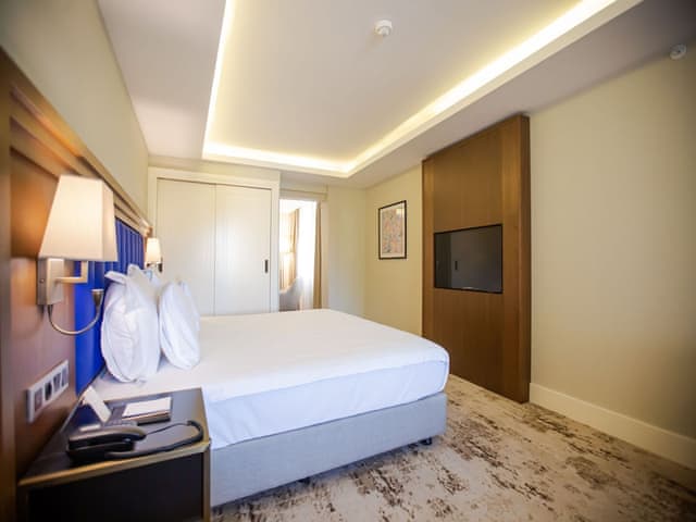 Suite, 1 King Bed, Balcony (Corner)