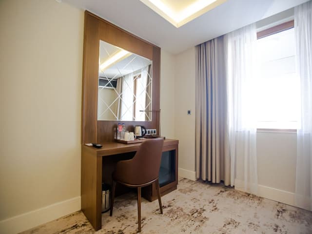 Suite, 1 King Bed, Balcony (Corner)