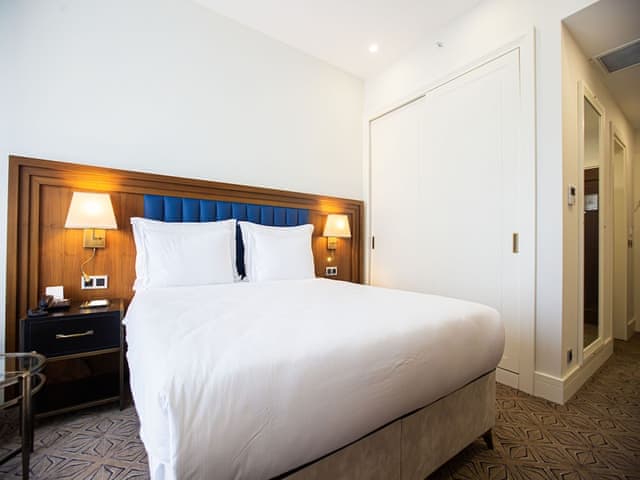 Superior Room, 1 King Bed, Pool View