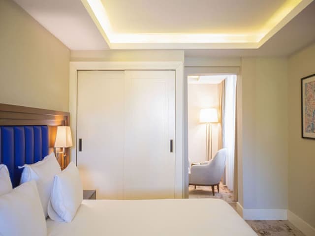 Suite, 1 King Bed, Balcony (Corner)