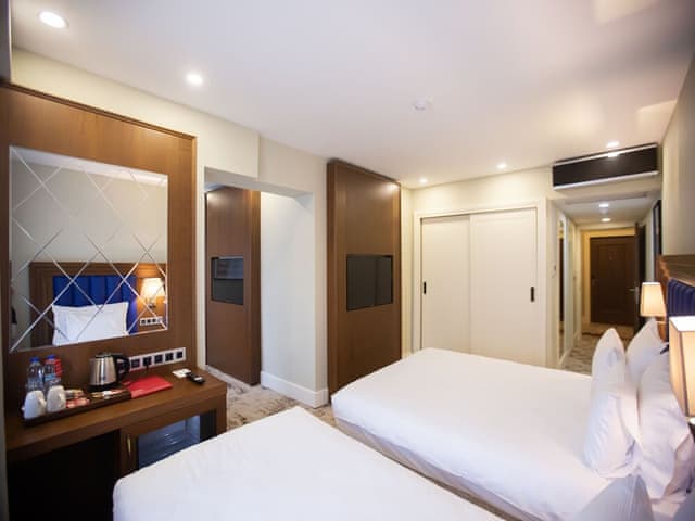 Family Suite, Balcony, Pool View (1 Kingbed, 1 Single Bed)