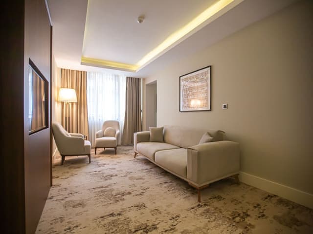 Suite, 1 King Bed, Balcony (Corner)