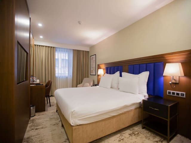 Deluxe Room, 1 King Bed, Non Smoking, Balcony (City View)