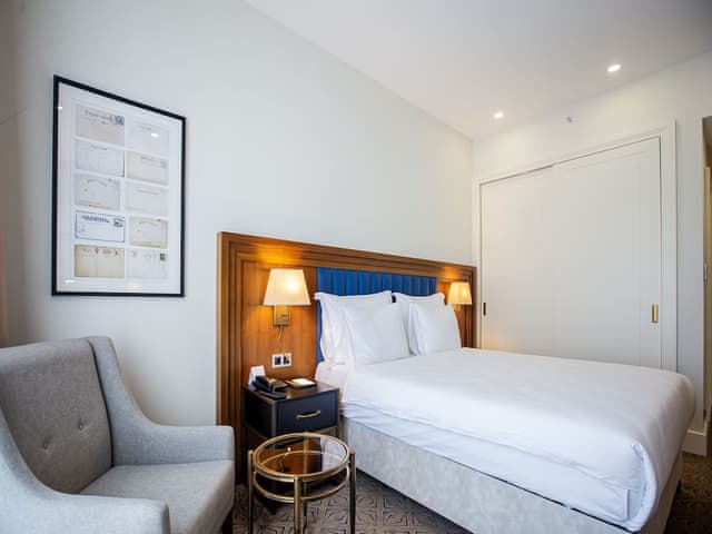 Superior Room, 1 King Bed, Pool View