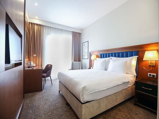 Superior Room, 1 King Bed, Pool View