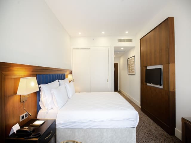 Superior Room, 1 King Bed, Pool View