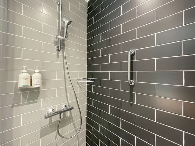 Standard Room, 1 Queen Bed, Smoking (Free Breakfast)