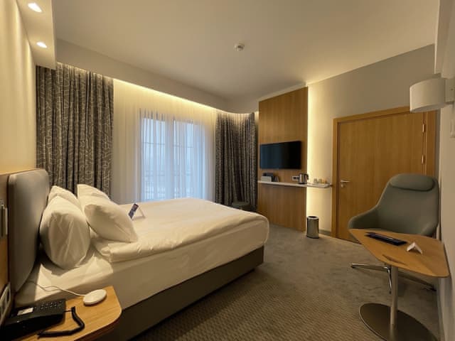 Standard Room, 1 Queen Bed, Accessible (Free Breakfast)