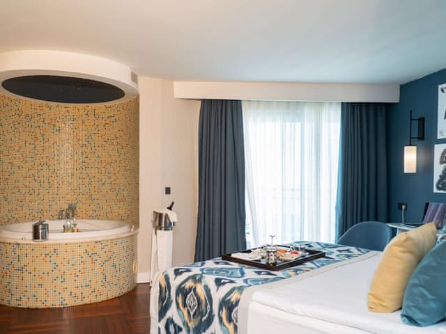 Junior Suite, 1 Queen Bed, Sea View, Corner