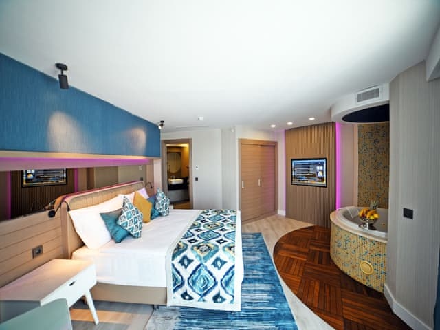 Junior Suite, 1 Queen Bed, Sea View, Corner