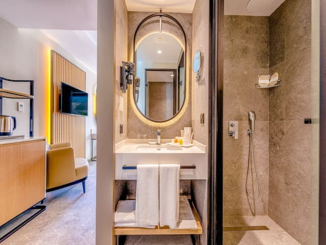 Comfort Swim up Room +13