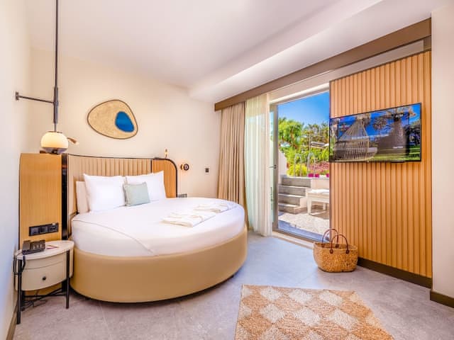 Comfort Swim up Room +13