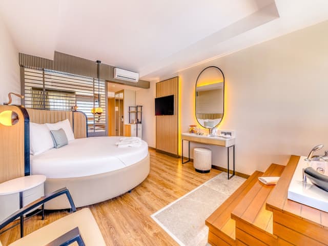 Comfort Standard Jacuzzi Room, +13