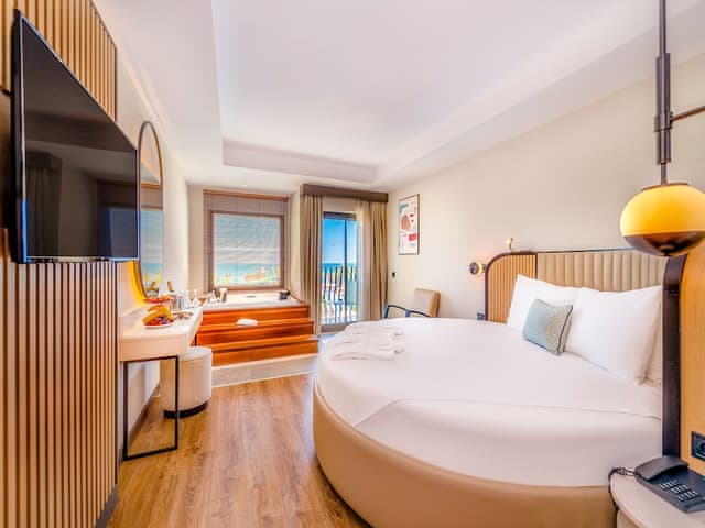 Comfort Standard Jacuzzi Room, +13